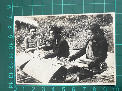 舊情綿綿~~老相片『早期原住民.傳統服飾/織布機』