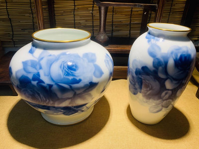 日本大倉陶園花瓶一對 青花玫瑰