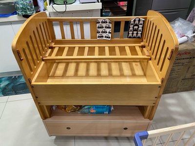 實木嬰兒床 二手 有圍欄（不能調高度）大概可以用到寶寶會站 附輪子 需自取 只賣嬰兒床，不包含其他東西 有現貨 Joy名品店