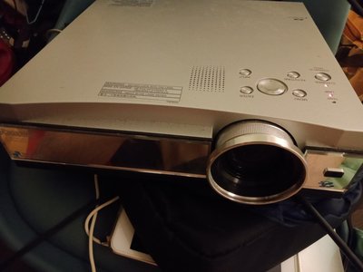 大媽桂二手屋， Panasonic 國際牌 投影機，型號：PT-AE300U，開機正常，但畫質不佳，疑似燈泡或鏡頭老化，歡迎高手撿去維修，便宜賣，當年原價六萬