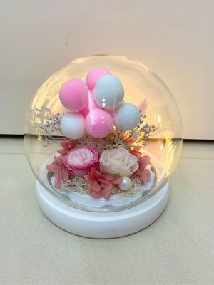 ￼LED暖光告白氣球永生花玻璃罩禮盒。粉紅色系珍珠裝飾