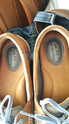 英國品牌Clarks Artisan真牛皮鞋面土黃灰色，尺寸:鞋底長平量25,5公分長，輕柔的鞋身輕量休閒鞋很好穿好耐用，橡膠底尼龍粗線縫合不脫膠，七成新如圖片