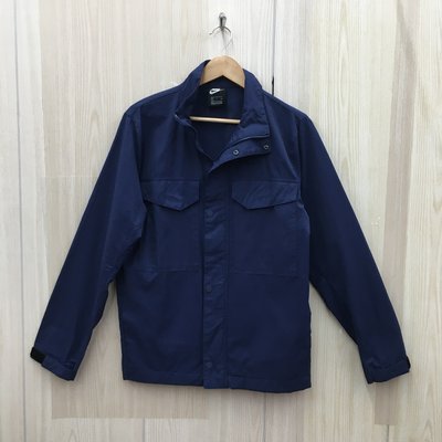 【愛莎＆嵐】 NIKE 男 藍色立領長袖素面夾克外套/S 11203 16