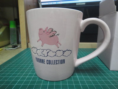 【藍色閃電】YVONNE COLLECTION飛天豬馬克杯 粉紅色杯身