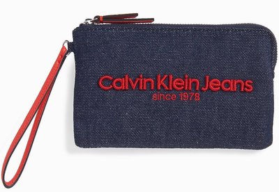 全新美國名牌 Calvin Klein 牛仔藍色鑲紅字紅帶手拿包萬用包，男女皆可戴，只有一件！無底價，本商品免運費！