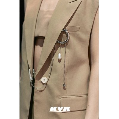 【熱賣下殺】胸針KVK胸針ins潮個性新款可愛防走光扣固定領口高檔裝飾流蘇飾品