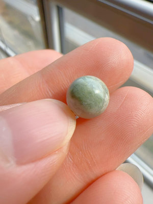 (可議價)-老料舒俱來綠色稀有色蛋花圓珠9.9mm，1.36克。 水晶 擺件 原石【紫竹齋】5083