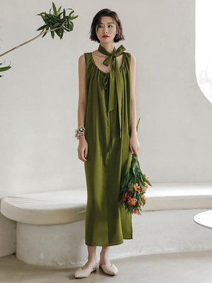 彌古復古綠色吊帶裙女夏季法式v領背心裙三亞度假連衣裙海邊長裙多多雜貨鋪