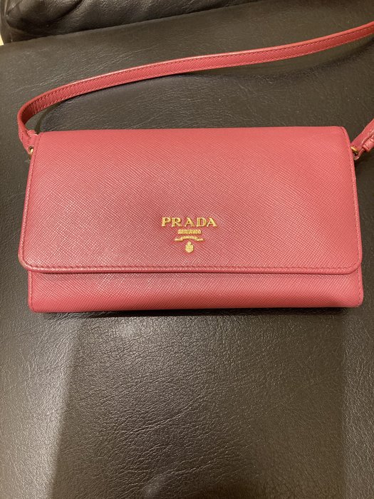 PRADA 1M1437 經典浮雕LOGO長夾皮夾手拿包 斜背 WOC 桃紅 | Yahoo奇摩拍賣