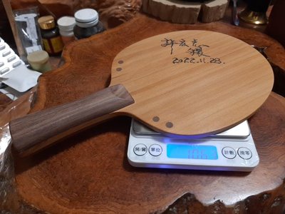 橫式桌球拍 採用製材存置50年以上香氣四溢的台灣檜木，此拍年輪密度極高（高山生長緩慢），握把採用珍貴胡桃木全手工製作，獨一無二珍藏球拍（厚度6mm ）