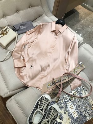 CD Dior 新款真絲襯衫，定染高級色，一定要帶的經典款，細節版型非常完美！煙灰色，杏粉色，白砂苔色
