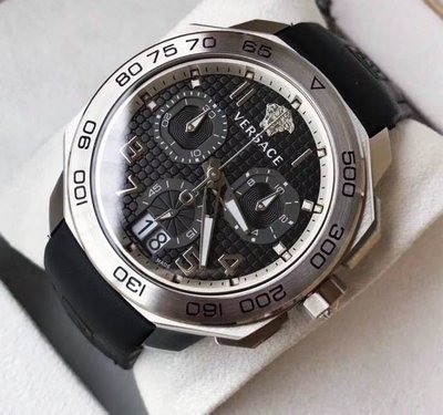 VERSACE Dylos 銀色配黑色面錶盤 黑色皮革錶帶 石英 三眼計時 男士手錶 VQC010015 凡賽斯腕錶