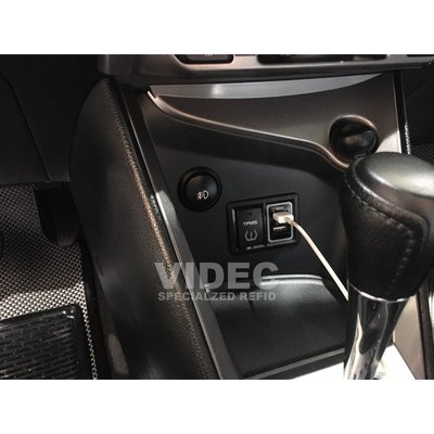 威德汽車 HID TOYOTA YARIS 原廠 USB 增設 充電 含 LED 燈 方形 預留孔直上