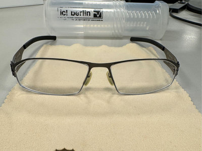 德國IC BERLIN不銹鋼眼鏡. 黑色鏡寬13cm、鏡腳15cm。8.5成新，蔡斯400度藍光鏡片。歡迎台北市東區面交。