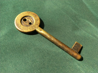 【二手】異型老銅鑰匙 紐扣造型手柄 antique 鑰匙扣掛件 孤品 美品 收藏 老銅【天官賜福】-2133