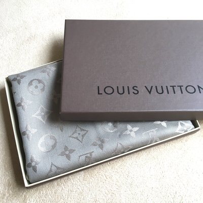 國際精品Louis Vuitton真品 Monogram Shine Shawl 摩卡銀灰 緹花絲巾 披肩 LV