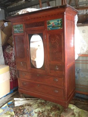 又矮又重的古董檜木玻璃畫矮衣櫥