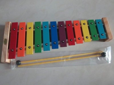 (台灣製)全新~12音彩色鐵琴 12音鐵琴-彩虹排列  鋁製 (附紙盒+琴槌 2支)