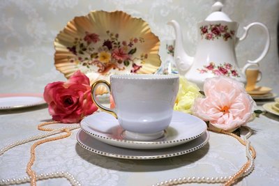 紫丁香歐陸古物雜貨♥英國1950年代wedgwood 四月金色串珠蓮藕灰茶杯盤組.咖啡杯組