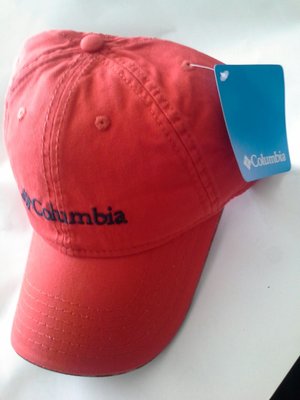全新正品原厰貨Columbia哥倫比亞運動帽休閒帽大小頭皆可戴尺寸頭圍58-61公分紅色系,及黑色系、買家下單前請先詢問要黑色或紅色,謝謝。