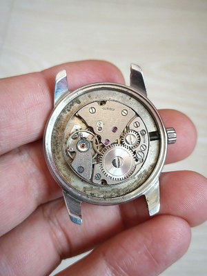 出售瑞士山度士手動機械手錶。成色不好。視頻圖片可見。機芯干凈