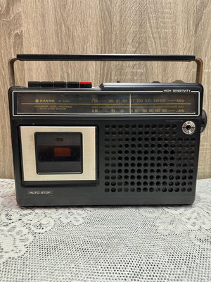 SANYO M2460F 早期錄音帶收音機 早期收音機早期收音機 早期錄音帶機 造型背景 拍戲道具二手（無功能）純擺飾