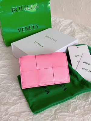 BV大格子翻蓋卡包/零錢包絲帶粉 粉色繫包包可以說每年都會火一波  12.2×7.5×2.5cm