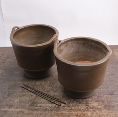 【日本古漾】312202 日本時代 火鉢 陶器製 一対 古道具 古民具 直径25.5cm 高25cm 火箸付