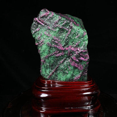 緬甸紅綠寶 天然原礦帶座高15×8×5.5厘米 重0.9公斤 180392 奇石 擺件【九州拍賣】