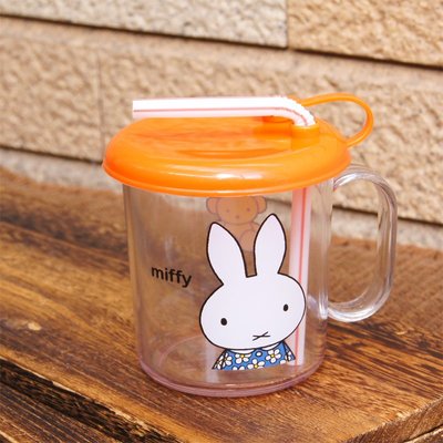 沛吉兔日貨館。日本製現貨在台 米菲兔 米飛兔 Miffy 塑膠小水杯 可插吸管 兒童水杯 學習杯 喝水喝果汁 210ml