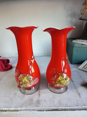 老款玻璃花瓶。一組共兩款。保存完整，整體品相非常好。沒有大的