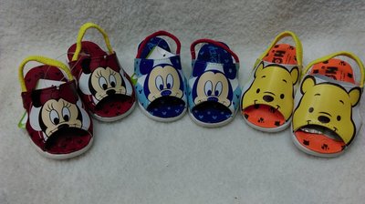 愛鞋子  迪士尼米奇 米妮 維尼熊氣墊嗶嗶拖鞋，有帶子固定好穿舒服，走到那裡知道在那裡！在台灣製！