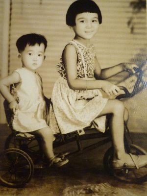 190424~鐵皮玩具三輪車~姊弟照~相關特殊(一律免運費---只有一張)老照片