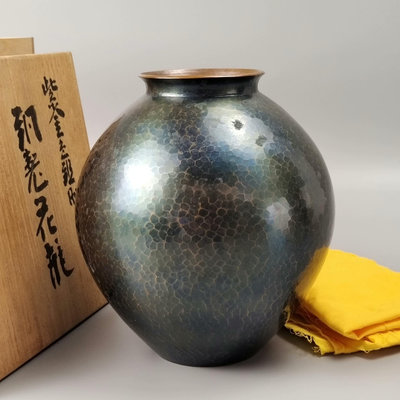 。玉川堂造打出日本銅花瓶。未使用品帶原箱。