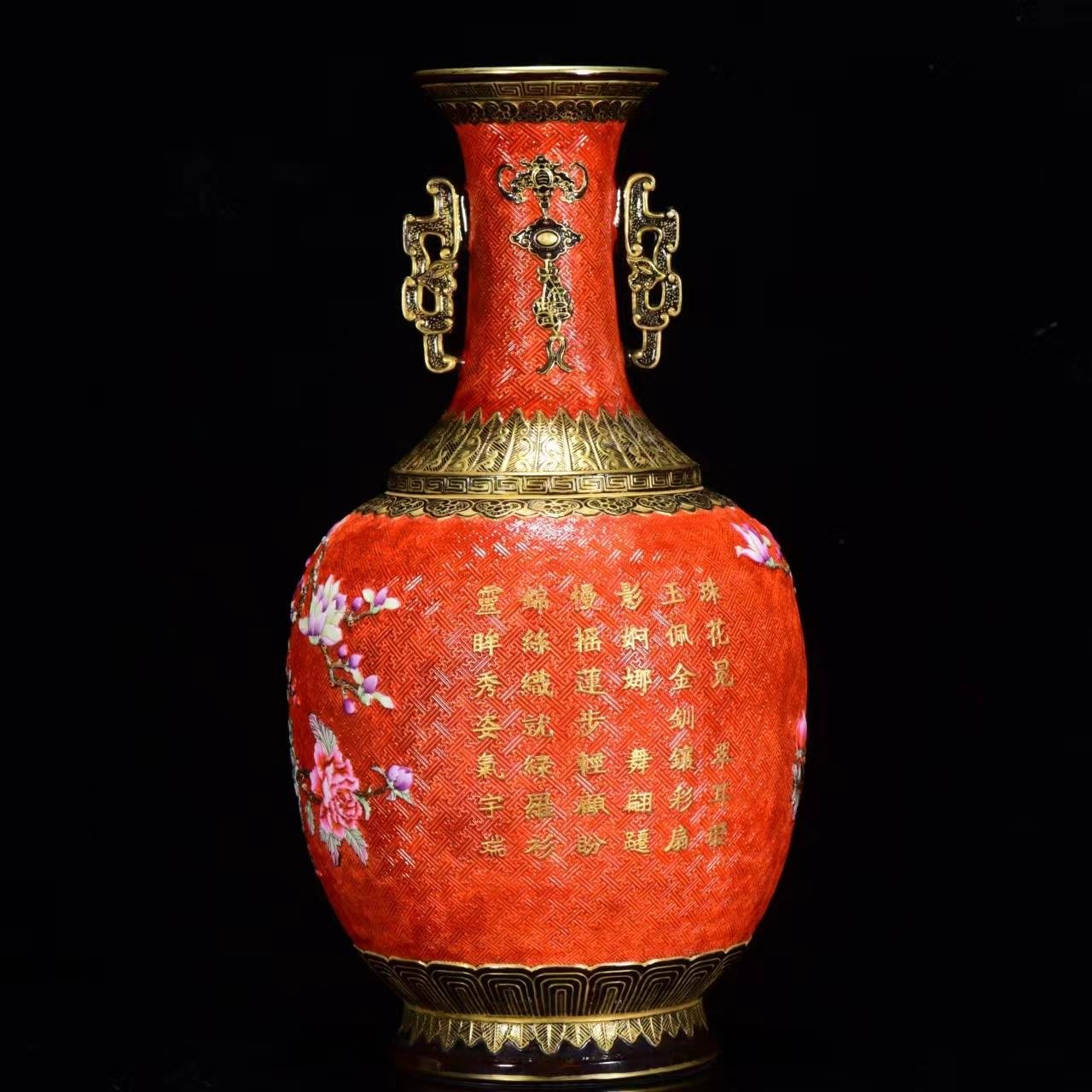 清乾隆年漆紅釉雕刻粉彩孔雀牡丹紋雙耳描金瓶33*17公分40000 瓷器古 
