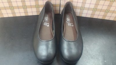 [KIKI鞋舖] 黑色素面平底包鞋上班族工作/娃娃鞋超軟底檯真皮低跟包鞋台灣製