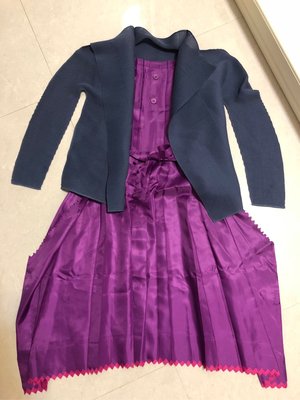 （全新）日本三宅一生 Issey Miyake 品牌 me 紫紅色壓褶絲滑洋裝+灰色密摺外套