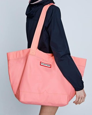 《 漢娜小姐 》❤️ HUNTER 輕量級 防水橡膠材質 萬用托特包 / 旅行袋   (淺粉橘)