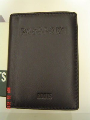 ROOTS 獨家限量 真皮護照夾 黑色款 ( 全新商品/櫃上正貨 ) 僅有1個 特價:2680元