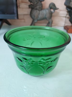 台灣早期厚款綠玻璃 綠玻璃-蘭花老玻璃碗 透明綠色 古早吃冰碗 懷舊 收藏 眷村