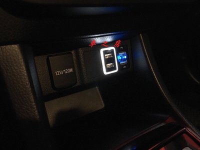 (車之房) 車美式 防眩光版 白光藍光 雙孔USB 盲塞式 充電橘光 CAMRY ALTIS WISH RAV4