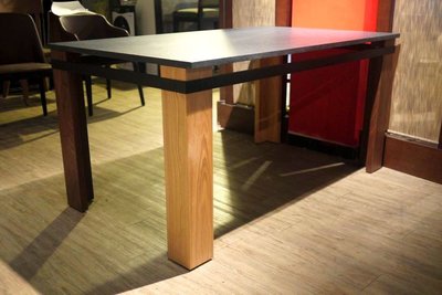 HODERN - 新版岩燒石餐桌，粗曠的岩燒石材面+黑鐵噴砂桌框+梣木&amp;胡桃木雙色桌腳，集粗曠於一身的罕見優質產品