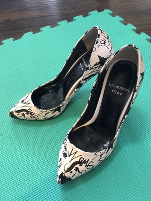 [[二手 私物自售 無附件 品牌真品]] 韓版 女鞋 塗鴉金屬跟尖頭高跟鞋
