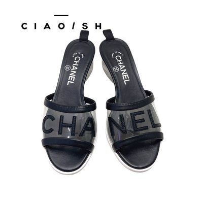 CIAO/SH名牌精品店 黑底小羊皮CHANEL皮革字樣透明果凍粗後跟拖鞋