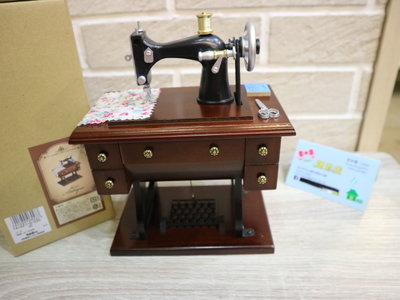 婕的店日本精品~日本帶回~日本電產 木製迷你古董縫紉機音樂盒