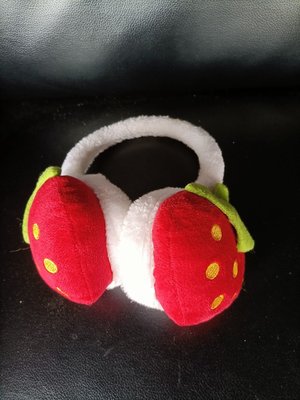 【二手衣櫃】兒童保暖耳罩 草莓造型保暖耳罩 毛絨耳罩 兒童耳罩 草莓保暖耳罩 絨毛後戴式耳罩 保暖小物 1111108