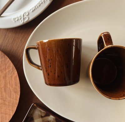 日式墨點深咖啡色陶瓷馬克杯  陶瓷杯子 手把杯 咖啡杯 茶杯 咖啡色 水杯 設計感【小雜貨】