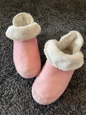 Crocs 女童粉色毛短靴 C10 全長17cm
