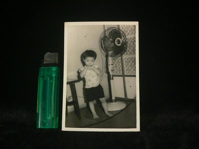 乖乖@賣場~相片.黑白照片.早期聲寶牌電風扇.早期梅花造型窗花.木板凳.VO299