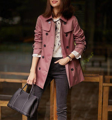 時尚芭莎~ WKND 新款 經典雙排扣 微光澤感豆沙紅 俐落修身中長版風衣外套 兩色 (W689)